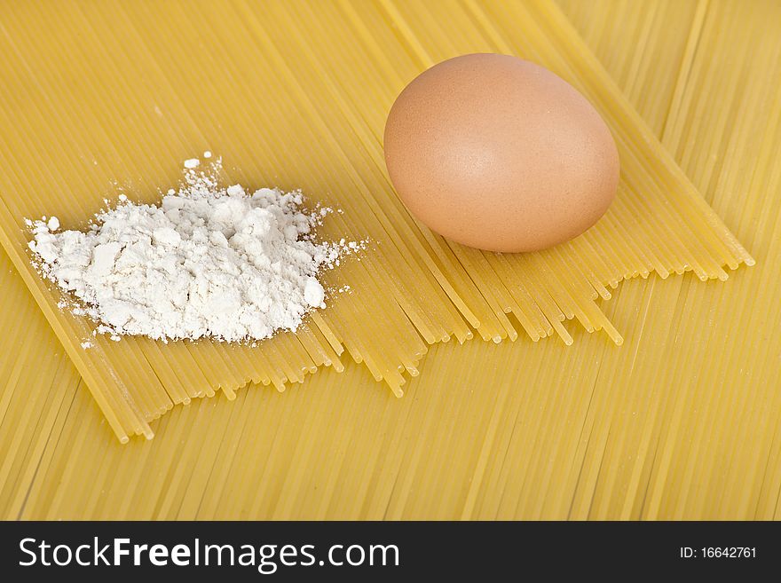 Spaghetti and its components: plain flour and egg. Spaghetti and its components: plain flour and egg