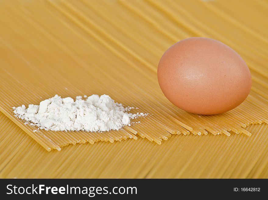 Spaghetti and its components: plain flour and egg. Spaghetti and its components: plain flour and egg