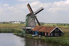 Dutch Windmill On A Canals Edge Stock Photography Dutch Windmill On A Canals Edge Stock Photography