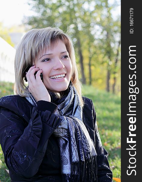 Young beautiful woman in the autumn park