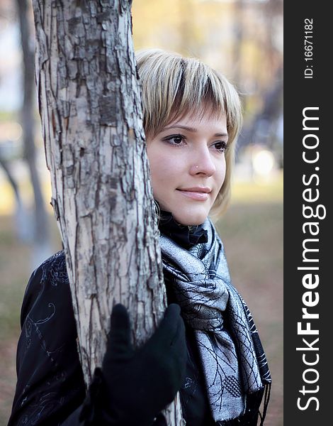 Young beautiful woman in the autumn park