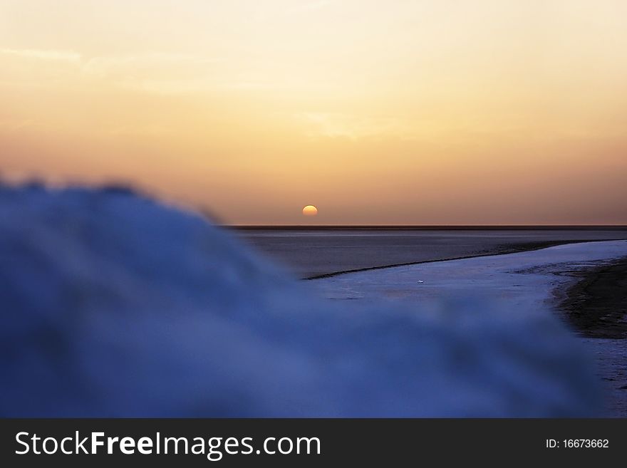 Sunrise in the desert salt, given the rising sun from white rock salt rifresso