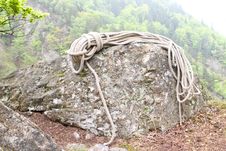 Climbing Rope On Rock Royalty Free Stock Images Climbing Rope On Rock Royalty Free Stock Images