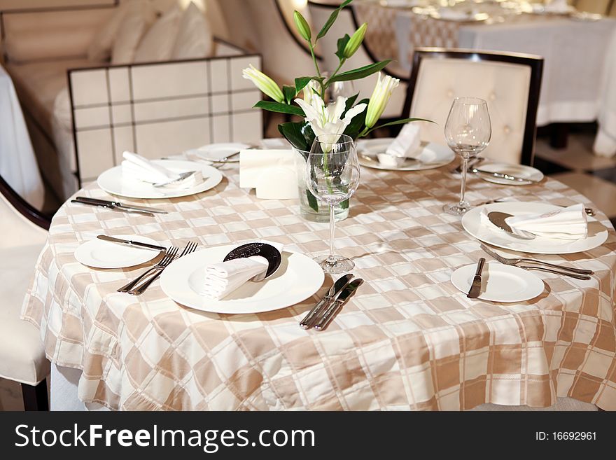 Decorated table with bouquet of white lily