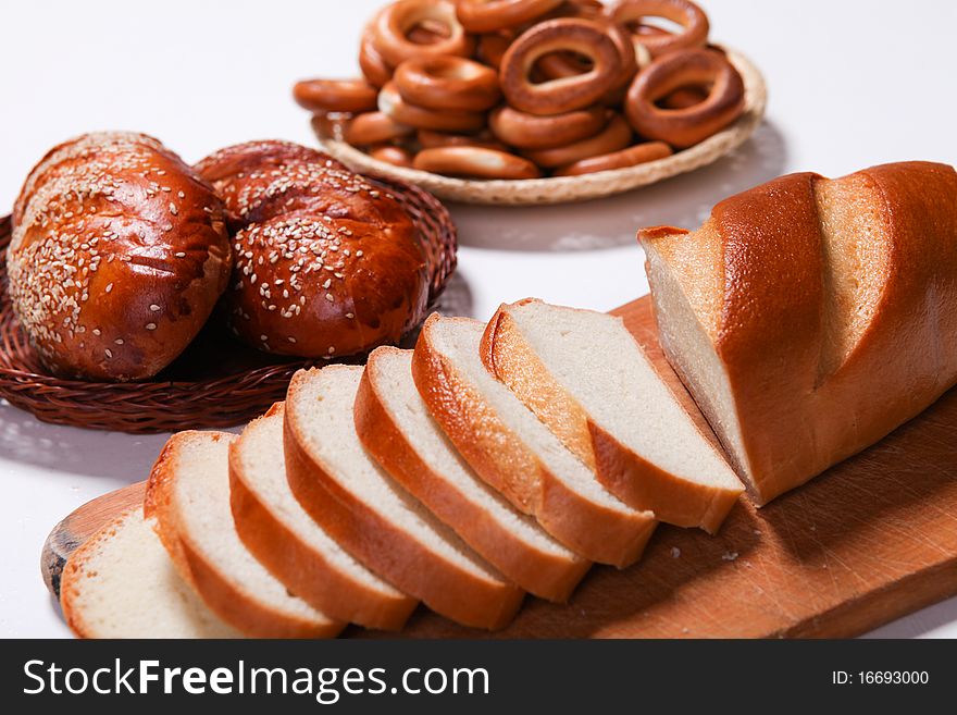 Picture of fresh bread and bagel on the wicker plate