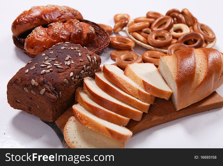 Picture of fresh bread and bagel on the wicker plate