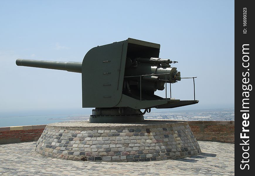 A huge artillery battery in position in the compound at Barcelona Castle. A huge artillery battery in position in the compound at Barcelona Castle