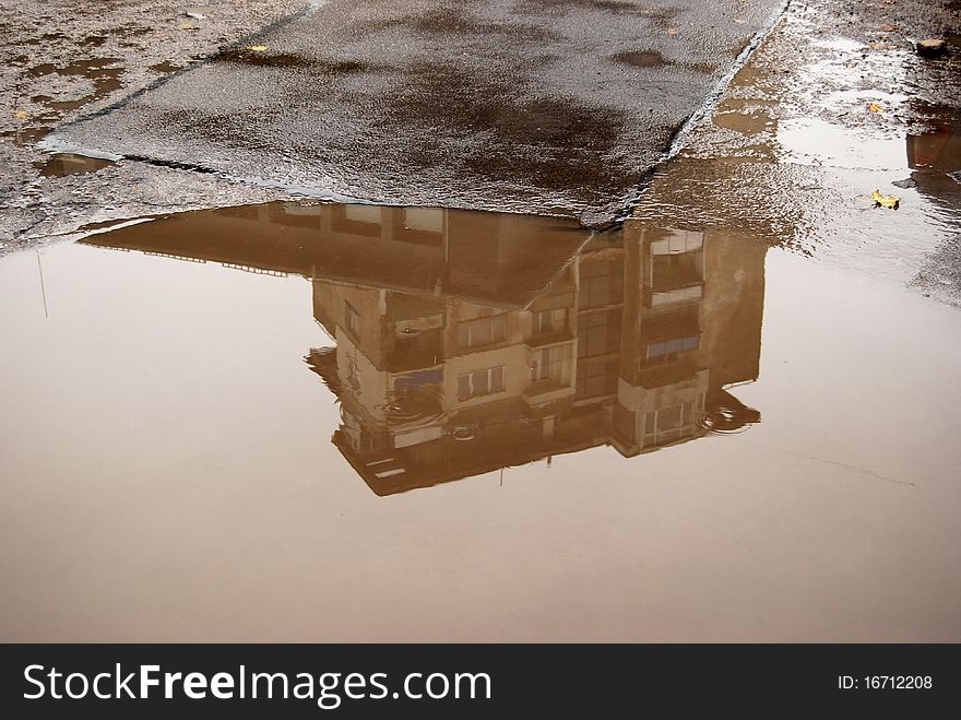 Impact of residential building in the street puddle