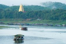 Houseboat And Pagoda Royalty Free Stock Images Houseboat And Pagoda Royalty Free Stock Images