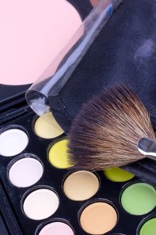Make-up Brush On Multicolour Eyeshadows Palette Royalty Free Stock Images