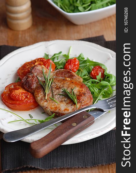 Pork fillet with rocket and cooked tomatoes