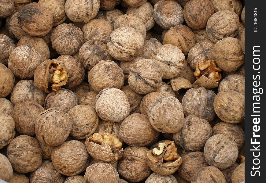 Whole dried walnuts with shells in bulk