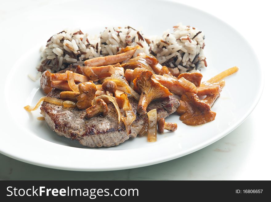 Beefsteak with mushrooms and poultry ham