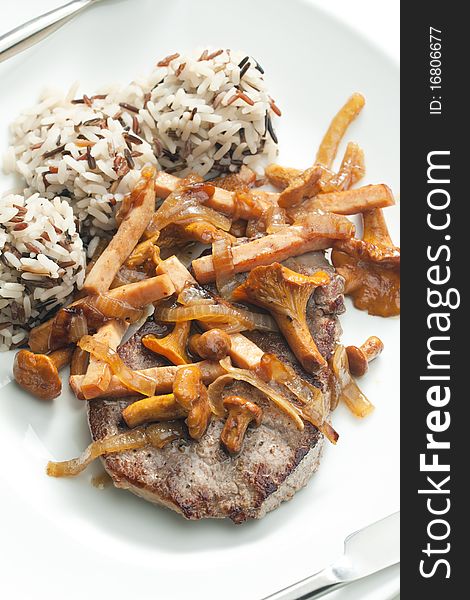 Beefsteak with mushrooms and poultry ham