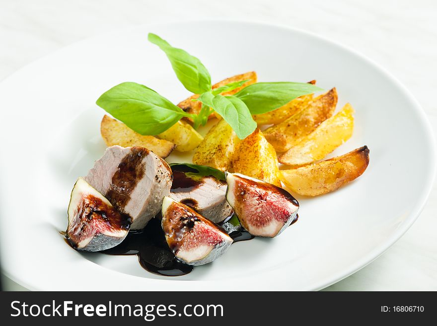 Pork tenderloin with figs and sauce of balsamico vinegar