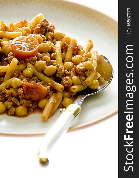 Minced beef meat with tomatoes and chick peas