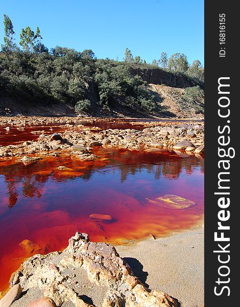 Tinto is a river in Spain with a special color because the minerals in your water.