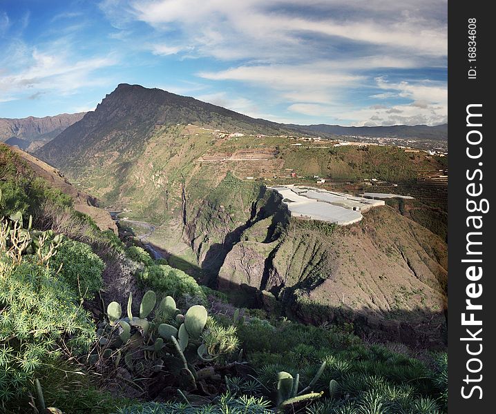 The crater of Taburiente volcano is on the left. The crater of Taburiente volcano is on the left.