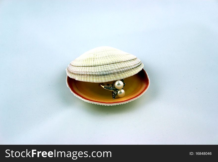 Gold ring with pearls and diamonds in shell