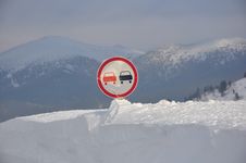 Road Sign In The Snowdrift. Royalty Free Stock Image