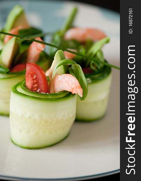 Delicious low-fat food: cucumber and prawn rolls