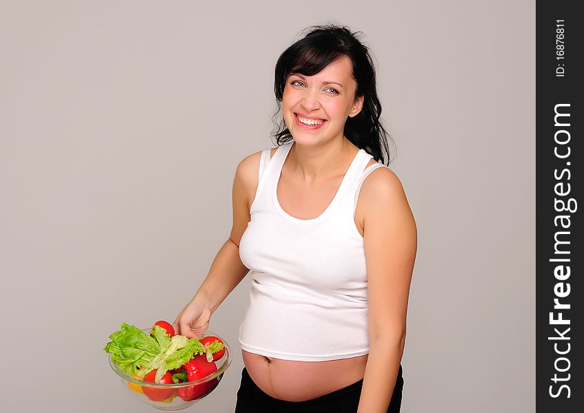 A young pregnant woman chooses a healthy natural food