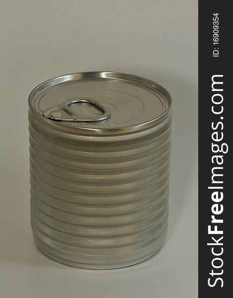 The image depicts a can or jar of food with pull-tab, the subject was photographed with diffuse light, so as not to create reflections and have a delicate shadow to highlight the depth, the use of this container is suitable for many products, you just apply the label. The image depicts a can or jar of food with pull-tab, the subject was photographed with diffuse light, so as not to create reflections and have a delicate shadow to highlight the depth, the use of this container is suitable for many products, you just apply the label.