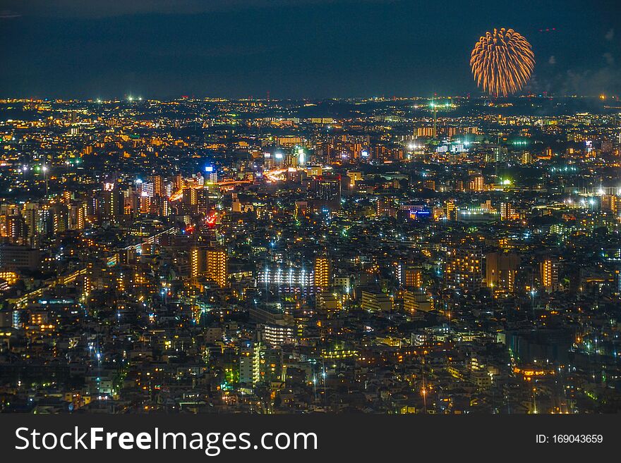 Chofu fireworks visible from the Tokyo Metropolitan Government Building observatory. Shooting location :  Tokyo metropolitan area