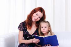 Little Girl And Her Mother Read A Book Royalty Free Stock Photos Little Girl And Her Mother Read A Book Royalty Free Stock Photos