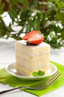 Petit Four With Strawberry Royalty Free Stock Photography