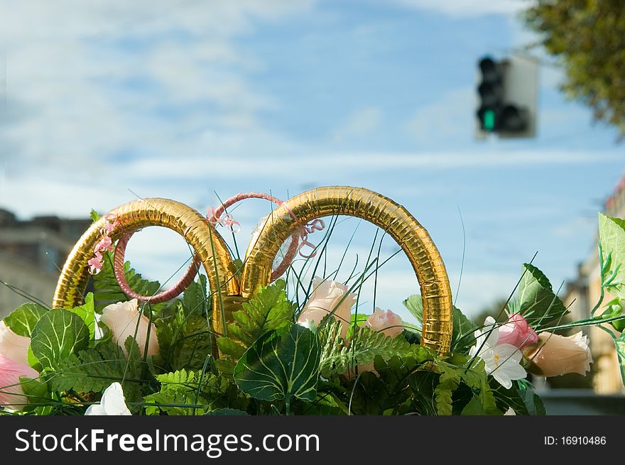 Wedding rings as a decoration on the car