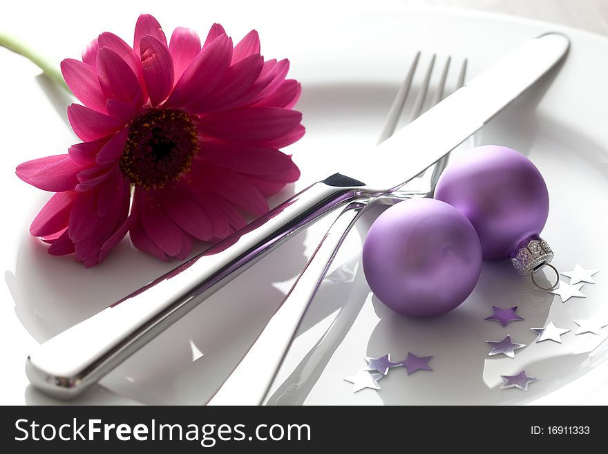 Christmas place setting with balls