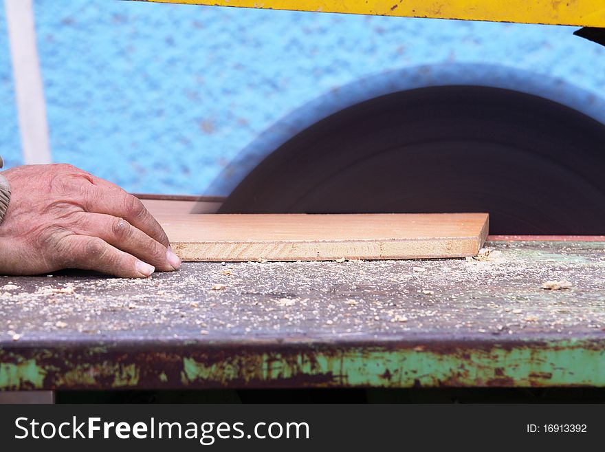 Man working with circular saw