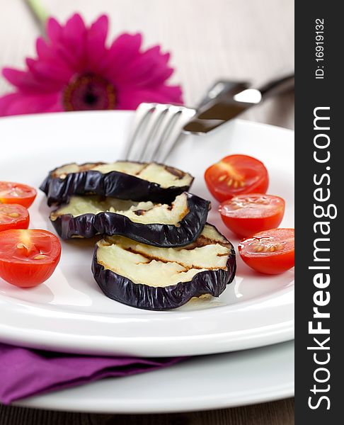 Grilled aubergine slices with tomato