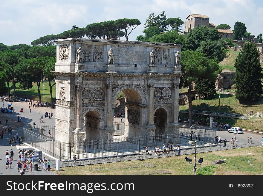 A monumental triumphal arch in the Italian capital of rome. A monumental triumphal arch in the Italian capital of rome