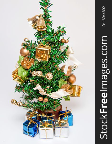 Picture of decorated christmas tree, vertical shot.