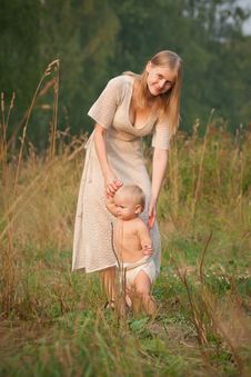 Mother Walk With Baby In Park Royalty Free Stock Photography Mother Walk With Baby In Park Royalty Free Stock Photography
