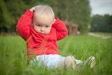 Baby Sit On Green Grass In Park Royalty Free Stock Photography Baby Sit On Green Grass In Park Royalty Free Stock Photography