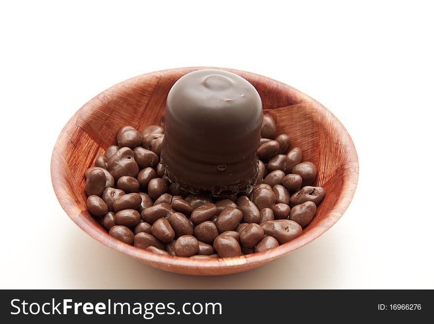 Marshmallow with chocolate in a wood bowl