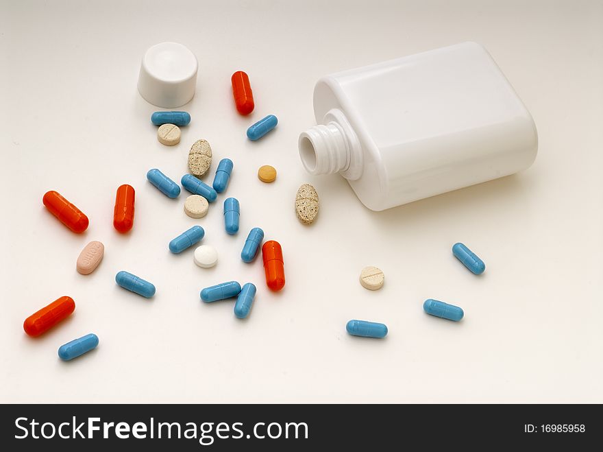 Outputs pills out of a bottle