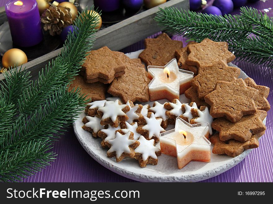 A plate with selfmade christmas cookies.