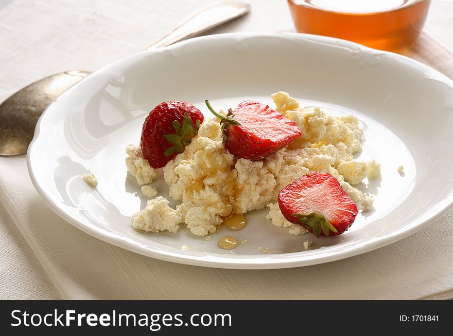 Cottage cheese with a strawberry and honey