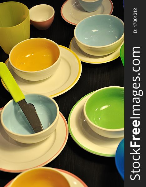 Bowl, dishes in differetn color, but the shape is round, with a table knife. Bowl, dishes in differetn color, but the shape is round, with a table knife.