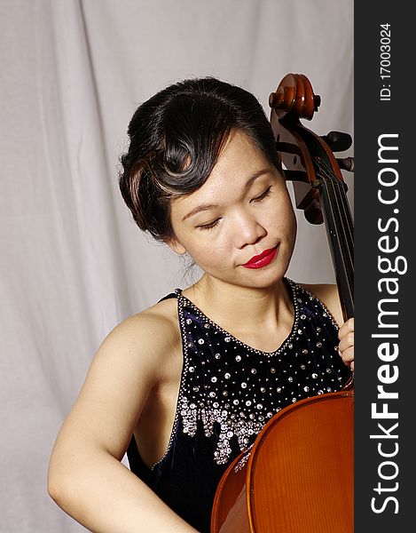 Portrait of woman play cello