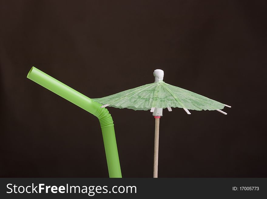 Paper umbrella and tubule to decorate the glasses with a cocktail.