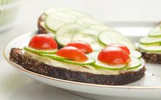 Rye Bread With Tomatoes, Cucumbers And Cheese Royalty Free Stock Images Rye Bread With Tomatoes, Cucumbers And Cheese Royalty Free Stock Images