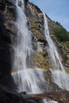 Rainbow On Waterfall Royalty Free Stock Images