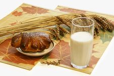Bread And A Milk Glass Royalty Free Stock Photography