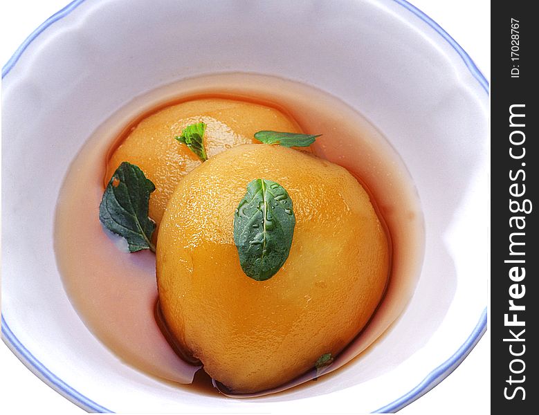 Peach syrup is a fresh dessert with mint