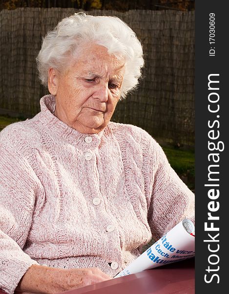 Portrait of a senior woman, picture taken during the daytime.